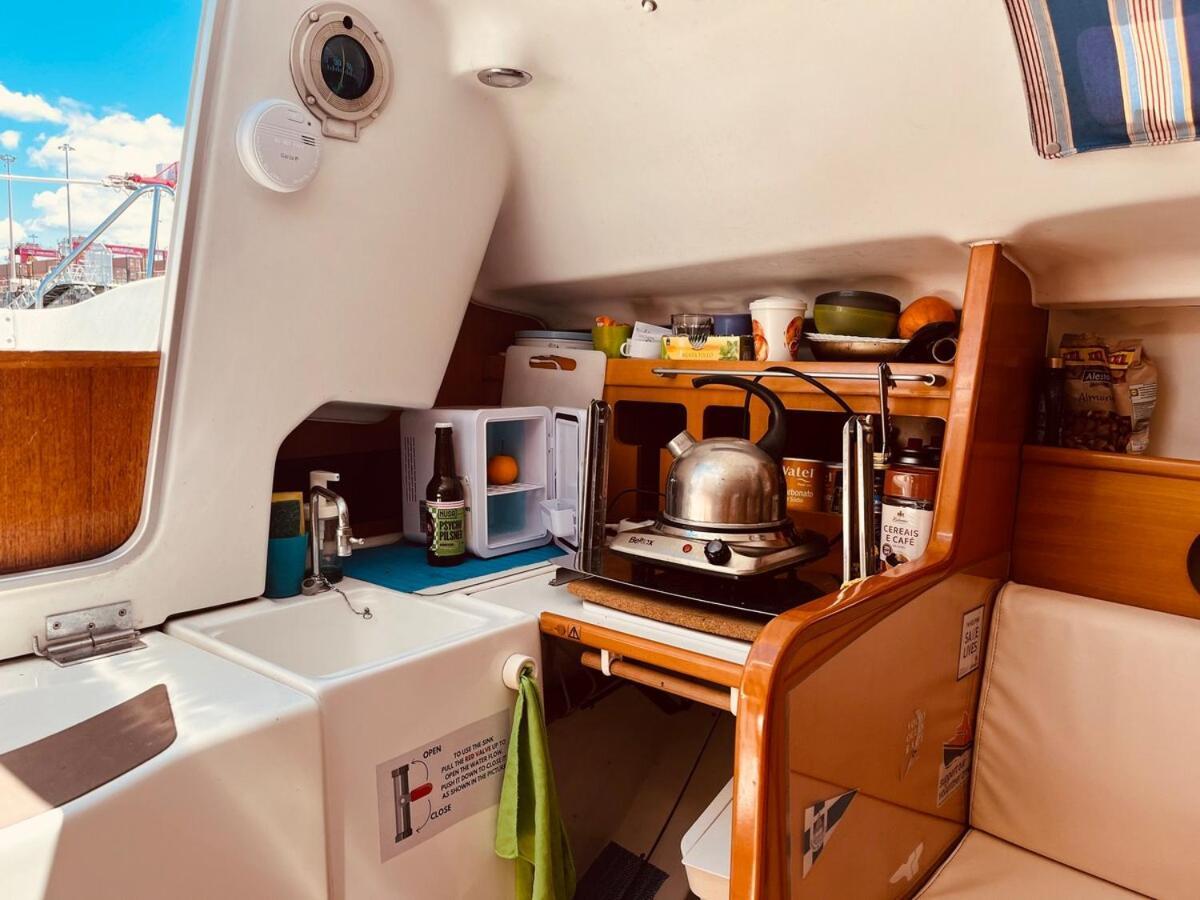 מלון ליסבון Surfbird Cozy Sailboat Escape מראה חיצוני תמונה
